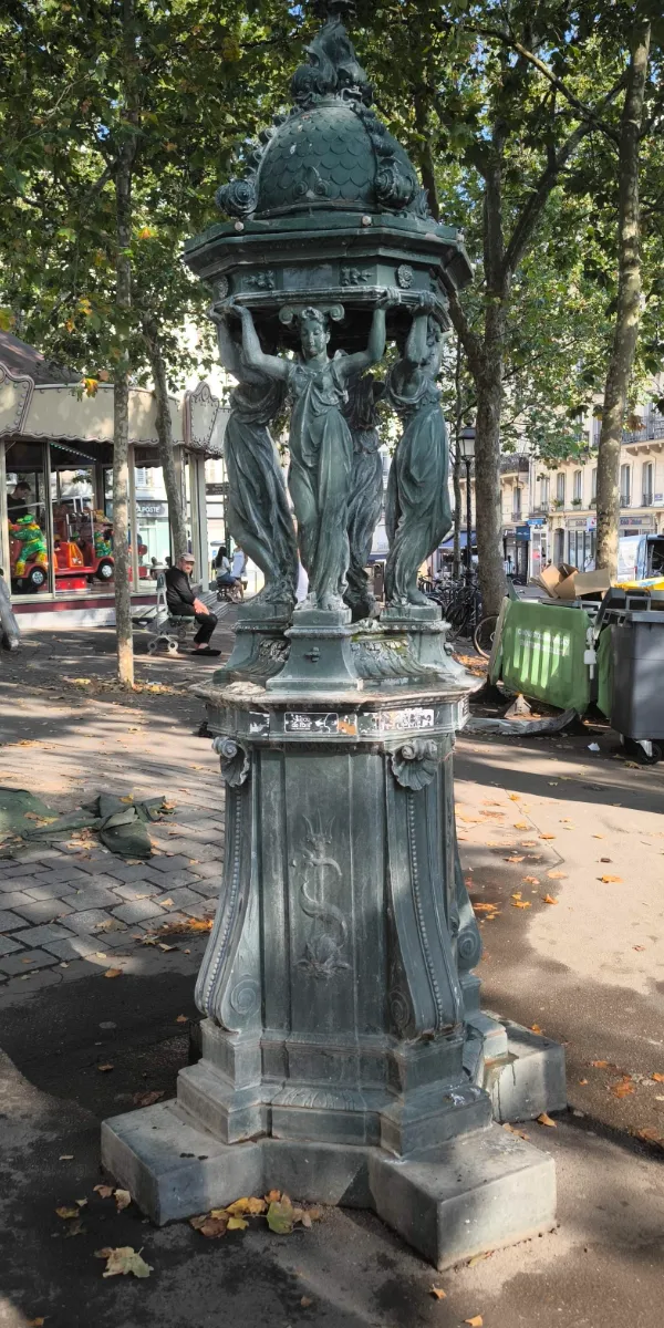 fontaine-wallace-place-des-abbesses fontaine-wallace-place-des-abbesses